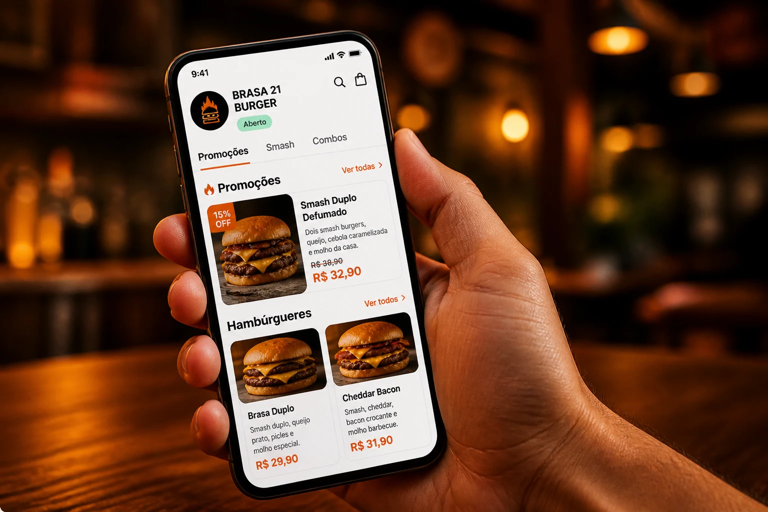 Mão real segurando um celular com a loja demonstração Brasa 21 Burger, promoções e hambúrgueres artesanais