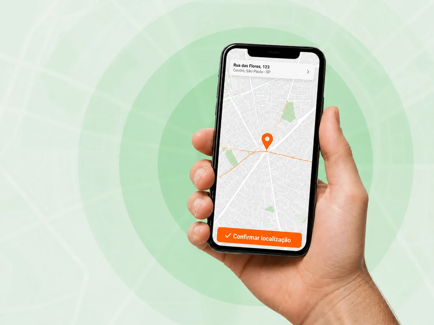 Mão real segurando celular com mapa e raios configuráveis de entrega