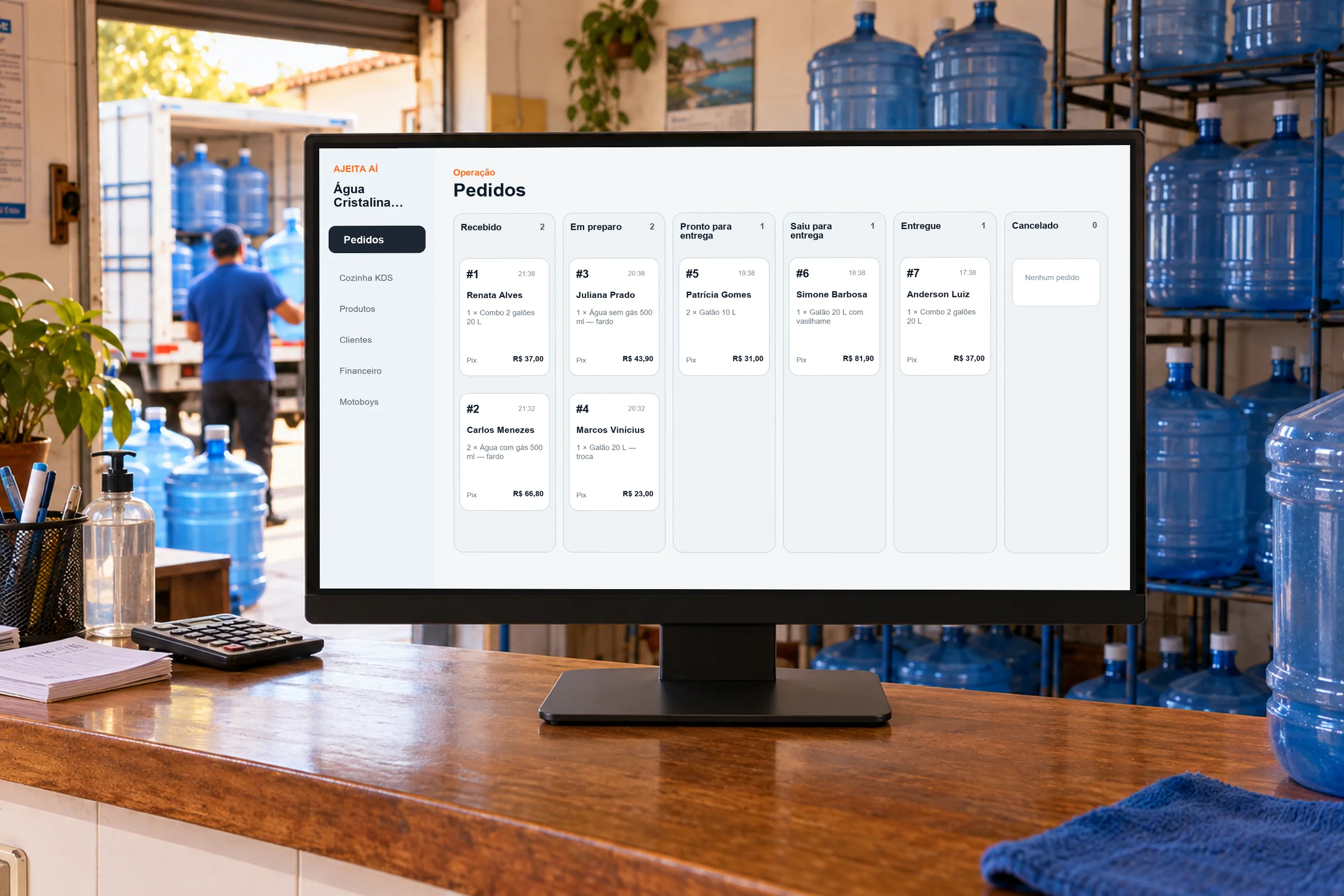 Painel de pedidos da loja Água Cristalina Distribuidora aberto em um monitor no balcão