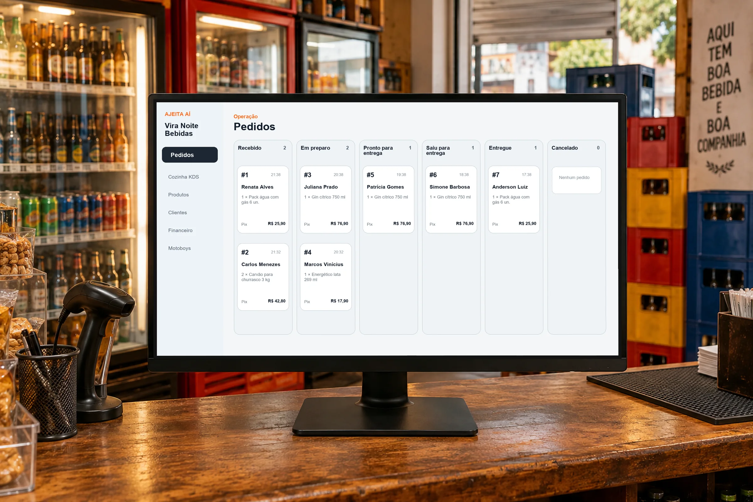 Painel de pedidos da loja Vira Noite Bebidas aberto em um monitor no balcão