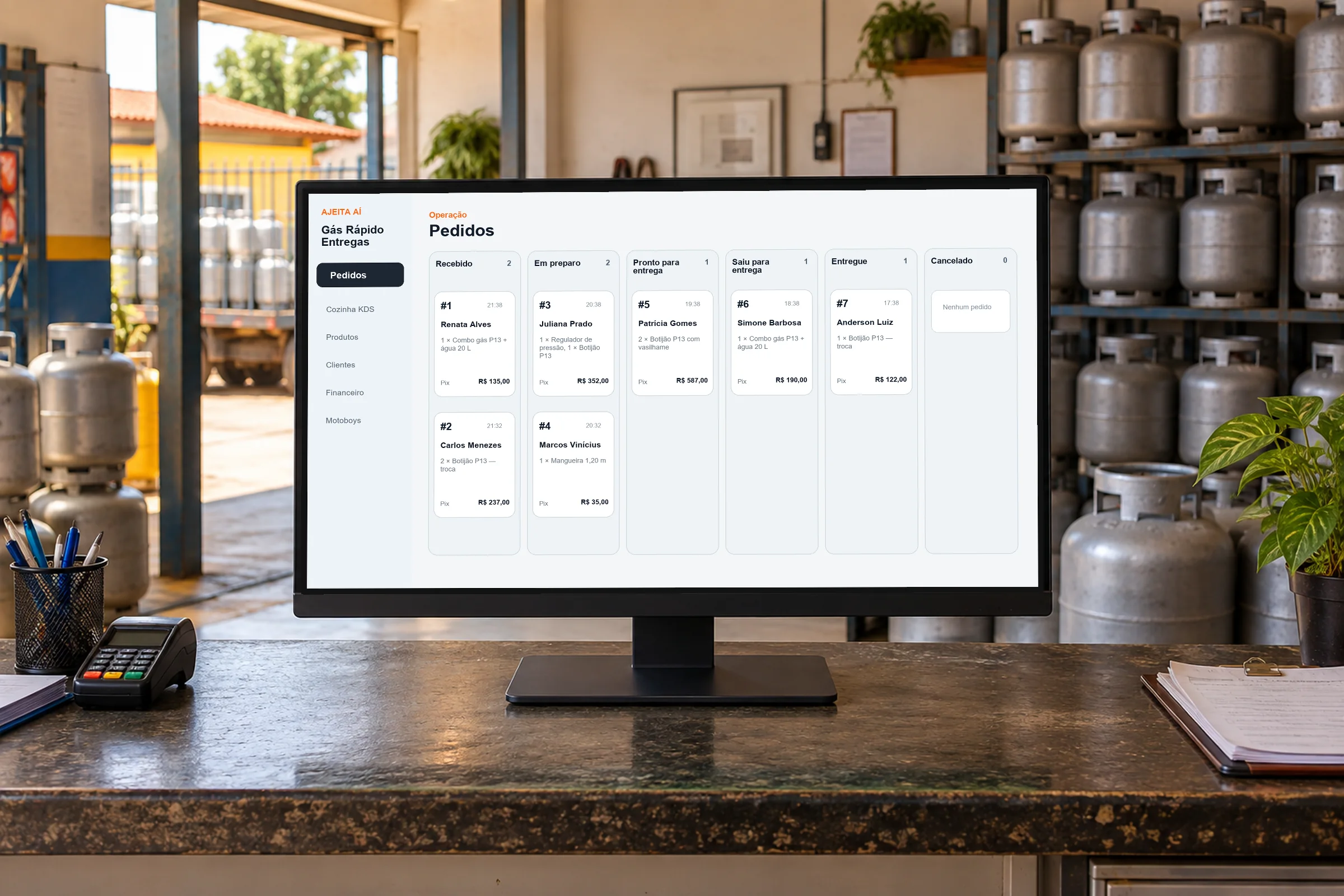 Painel de pedidos da loja Gás Rápido Entregas aberto em um monitor no balcão
