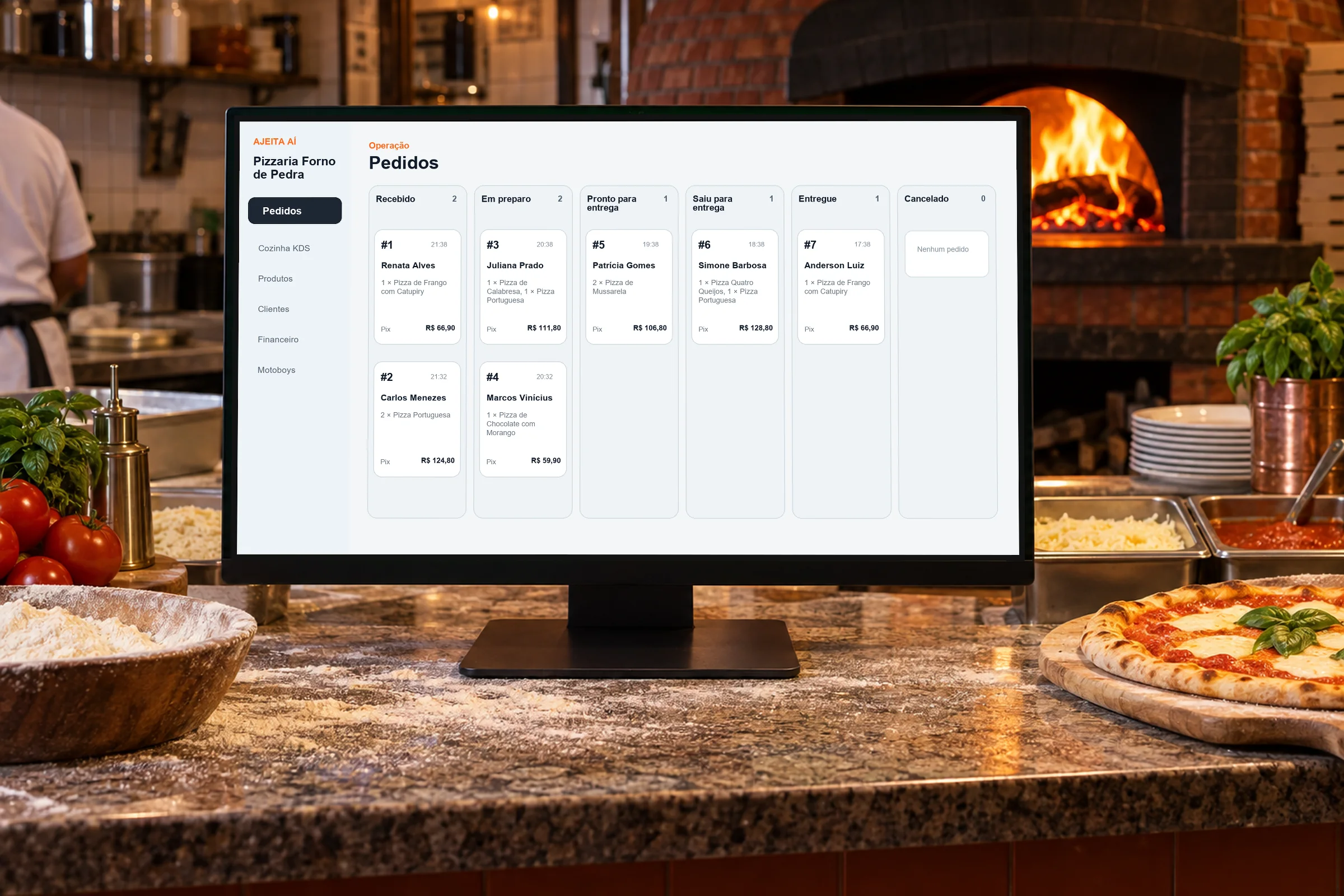 Painel de pedidos da loja Pizzaria Forno de Pedra aberto em um monitor no balcão